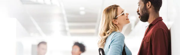 Panoramaaufnahme von vier multikulturellen Studenten mit Rucksack — Stockfoto