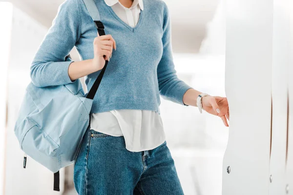 Visão parcial do estudante com armário de abertura de mochila — Fotografia de Stock
