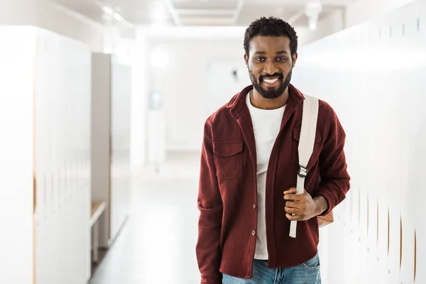 Vue de face de l'étudiant avec sac à dos dans le couloir à l'université — Photo de stock