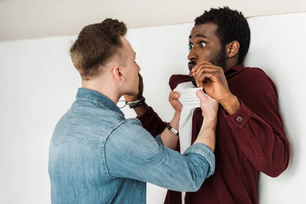 Two multicultural students fighting in corridor in college — Stock Photo