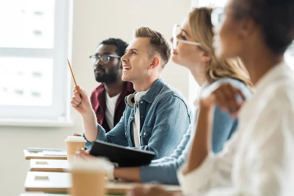 Focus selettivo di quattro studenti multietnici nelle università — Foto stock