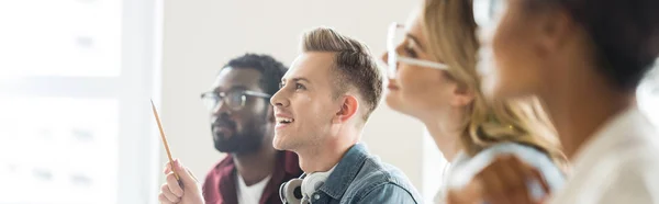 Panoramaaufnahme von vier multiethnischen Studenten in der Universität — Stockfoto