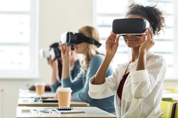 Ciblage sélectif des étudiants multiethniques utilisant des casques vr à l'université — Photo de stock