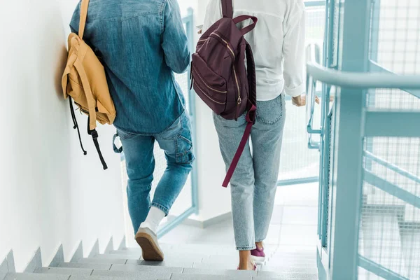 Vista cortada de dois alunos com mochilas na faculdade — Fotografia de Stock