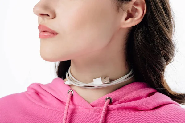 Vista parcial de la mujer joven con cable USB alrededor del cuello aislado en blanco - foto de stock