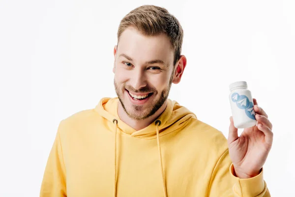 Junger fröhlicher Mann hält Container mit Telegramm-Logo in der Hand und blickt in die Kamera isoliert auf weiß — Stockfoto