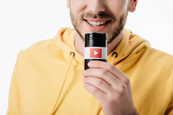 Vista cortada do homem segurando recipiente com logotipo do youtube isolado no branco — Fotografia de Stock