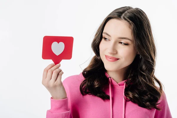 Красива молода дівчина тримає червону паперову розрізану карту з символом серця ізольовано на білому — стокове фото