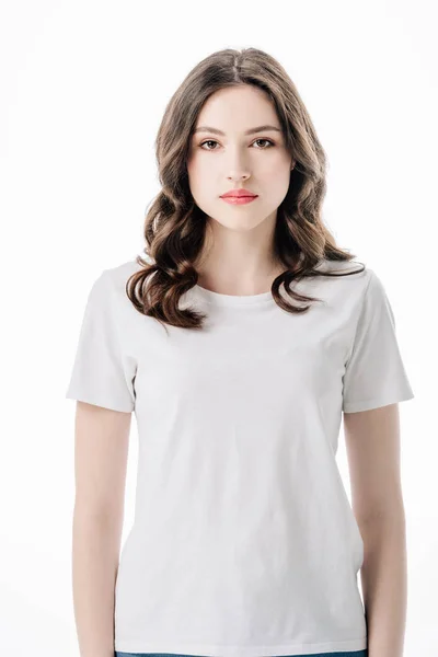 Belle fille sérieuse en t-shirt blanc regardant la caméra isolée sur blanc — Photo de stock