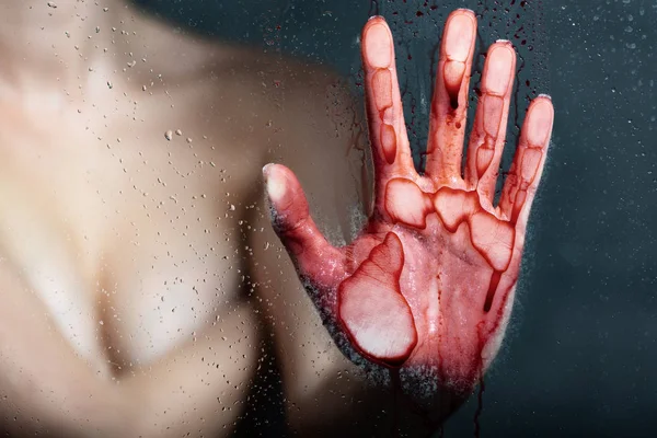 Vista recortada de chica desnuda con la mano sangrante tocar vidrio en el baño - foto de stock