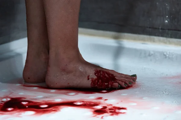 Teilansicht einer barfuß blutenden Frau im Badezimmer — Stockfoto