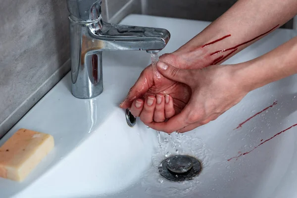 Vue partielle de femme se laver les mains saignantes dans la salle de bain — Photo de stock