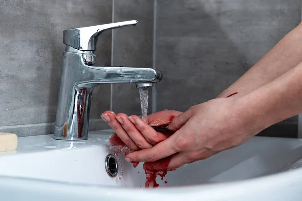 Visão parcial da mulher lavar as mãos sangrando no banheiro — Fotografia de Stock