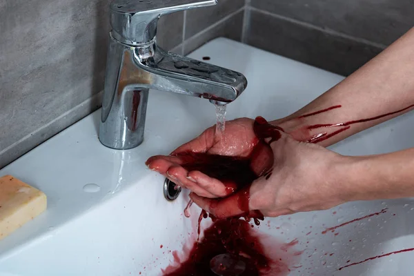 Vue partielle de femme se laver les mains saignantes dans la salle de bain — Photo de stock