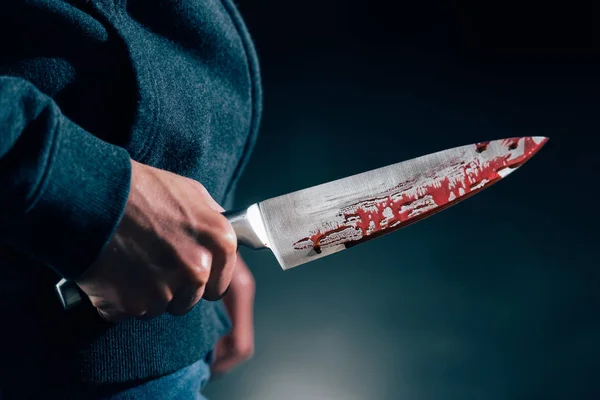 Ausgeschnittene Sicht auf Mörder mit Messer im Blut — Stockfoto