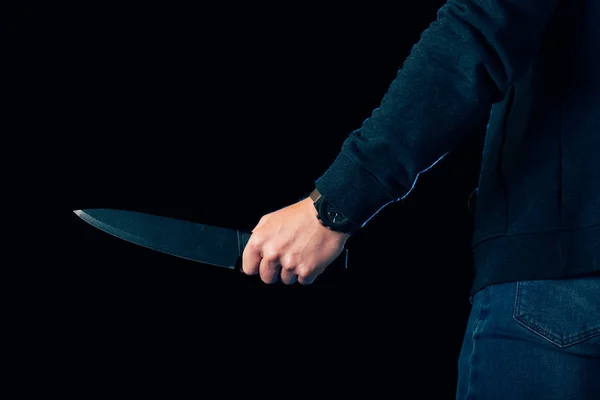 Abgeschnittene Ansicht des Mörders mit Messer isoliert auf schwarz — Stockfoto