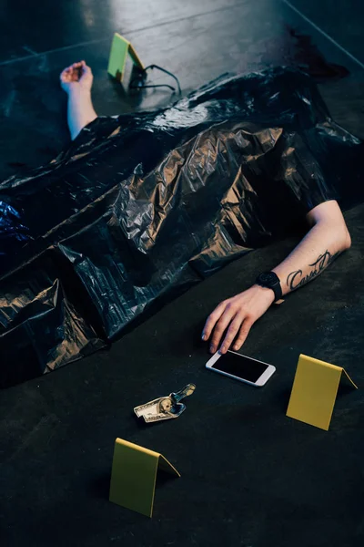 Cadavere coperto con smartphone e banconote da un dollaro sulla scena del crimine — Foto stock