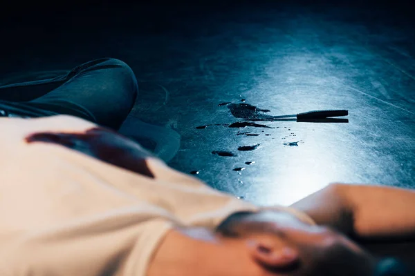 Частковий вид на мертвого чоловіка на підлозі на місці злочину — стокове фото