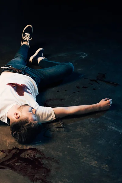 Dead man with smartphone in pocket on floor at crime scene — Stock Photo