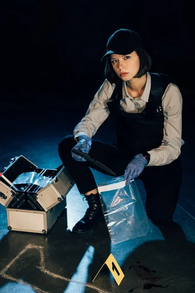Ermittler mit Messer und Reißverschlusstasche am Tatort — Stockfoto