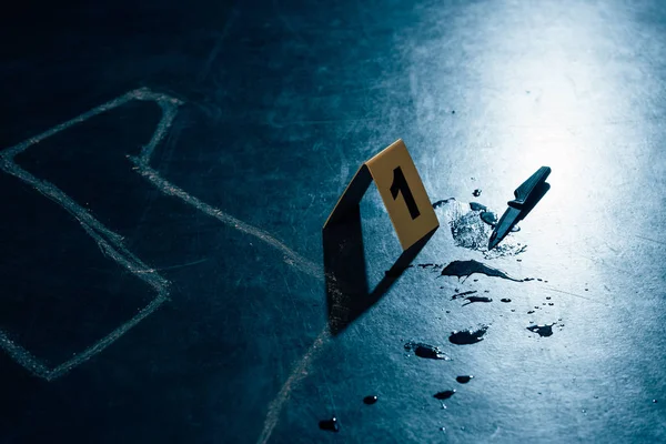 Chalk outline, knife and evidence marker at crime scene — Stock Photo