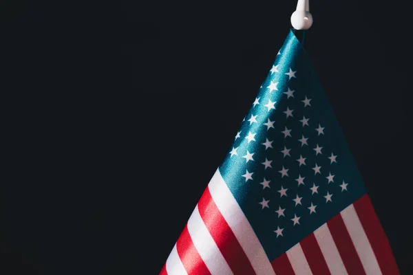 Національний Прапор США на флагштоці, ізольований на чорному, концепція меморіального дня — стокове фото