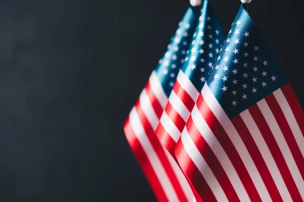 Enfoque selectivo de EE.UU. banderas nacionales aisladas en negro, concepto de día conmemorativo - foto de stock