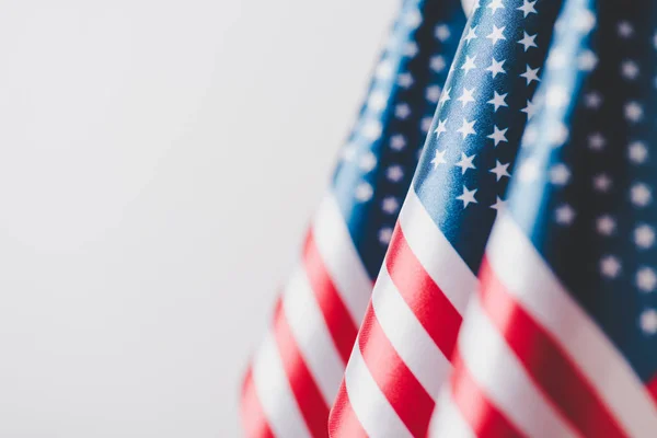 Foco seletivo das bandeiras nacionais dos estados unidos da América isoladas no conceito de dia cinzento e memorial — Fotografia de Stock