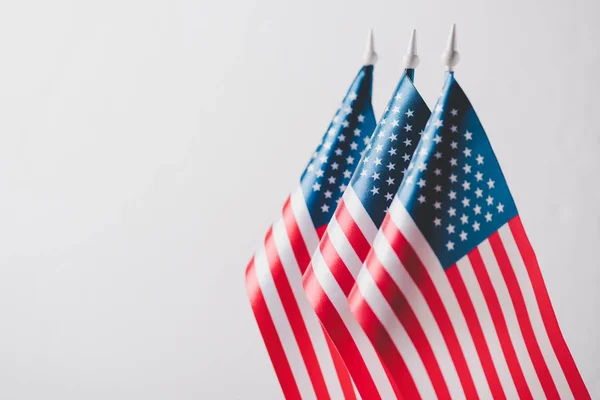 Stati Uniti d'America bandiere nazionali su pennoni isolati su grigio, concetto di giorno commemorativo — Foto stock