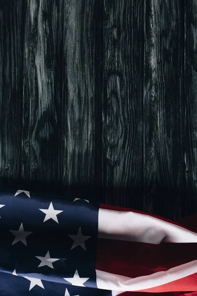 Drapeau national plié des Etats-Unis sur fond en bois gris, concept de journée commémorative — Photo de stock