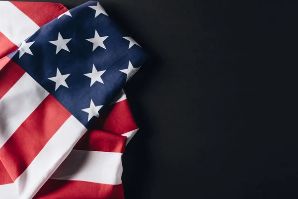 Bandera nacional plegada de EE.UU. aislado en negro, concepto de día conmemorativo - foto de stock