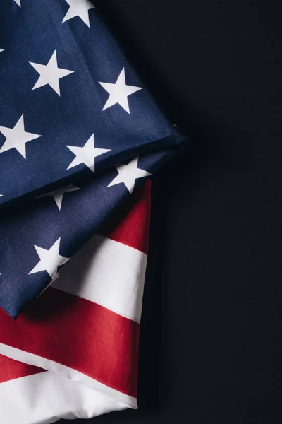 Plegado bandera nacional de los estados unidos aislado en negro, concepto de día conmemorativo - foto de stock