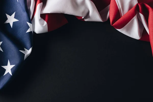 Dobrado estados unidos da América bandeira nacional isolado no preto, memorial dia conceito — Fotografia de Stock