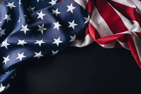 Сложенный национальный флаг Америки изолирован на черном, день памяти концепции — стоковое фото