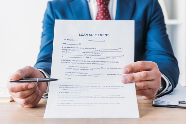 Vue partielle de l'homme d'affaires pointant avec stylo à l'accord de prêt — Photo de stock