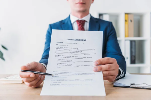 Visão cortada do gerente apontando com caneta no contrato de empréstimo — Fotografia de Stock