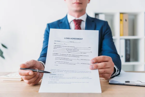 Vista recortada del administrador apuntando con pluma en el contrato de préstamo — Stock Photo