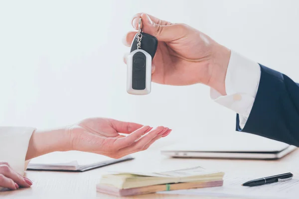 Teilansicht von Geschäftsmann, der Autoschlüssel an Kunden im Büro übergibt — Stockfoto