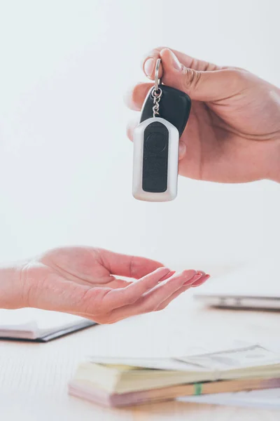 Schnappschuss von Autohändler, der Autoschlüssel an Kunden im Büro gibt — Stockfoto