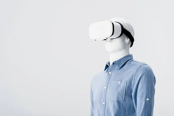 Пластиковый манекен в одежде с гарнитурой виртуальной реальности, изолированной на сером с копировальным пространством — стоковое фото