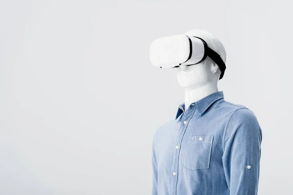 Manichino di plastica in abiti con cuffia realtà virtuale isolato su grigio con spazio copia — Foto stock