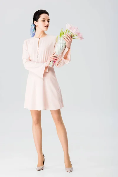 Красивая девушка держит букет тюльпанов изолированы на серый — стоковое фото