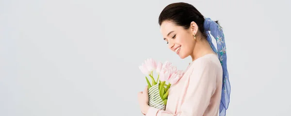 Панорамный снимок красивой девушки с букетом тюльпанов, изолированных на сером с копировальным пространством — стоковое фото