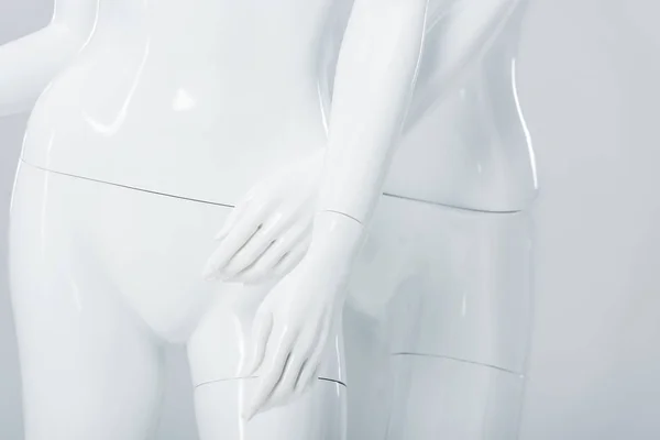 Vue rapprochée des mannequins en plastique blanc isolés sur gris — Photo de stock