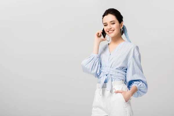 Schöne stilvolle Mädchen im Gespräch auf Smartphone isoliert auf grau mit Kopierraum — Stockfoto