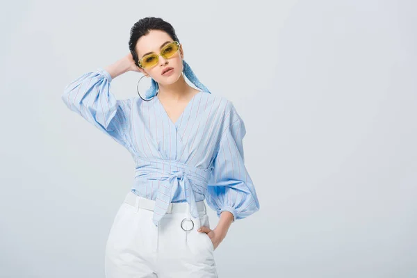Schöne stilvolle Mädchen mit Sonnenbrille posiert isoliert auf grau mit Kopierraum — Stockfoto