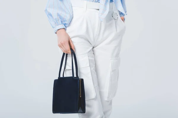 Vista ritagliata di ragazza alla moda con borsa posa isolata sul grigio — Foto stock