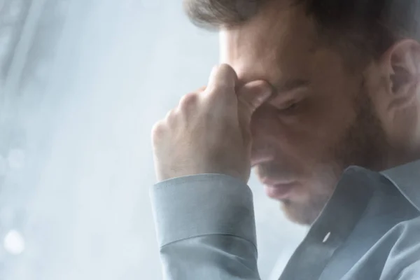 Enfoque selectivo del hombre barbudo triste con los ojos cerrados - foto de stock