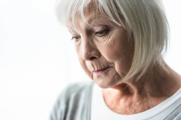 Blick auf nachdenkliche Seniorin zu Hause abgeschnitten — Stockfoto