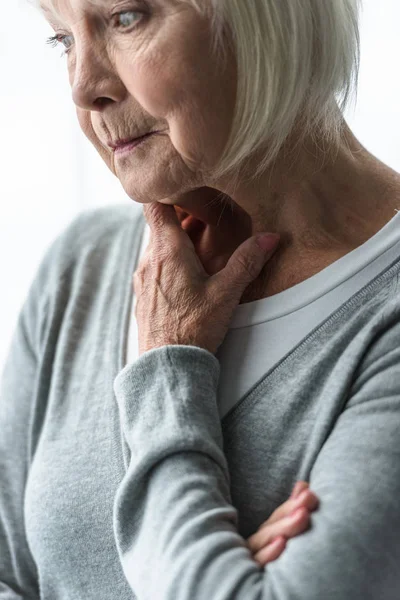 Vista ritagliata della donna anziana pensosa a casa — Foto stock